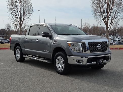 Used 2017 Nissan Titan SV image 1