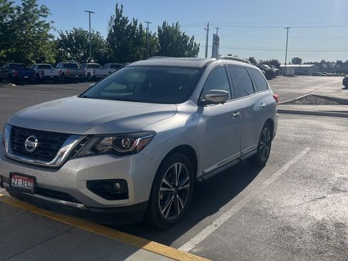 Used 2020 Nissan Pathfinder Platinum FWD image 1