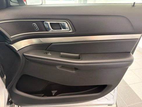 Used 2018 Ford Explorer XLT w/ Equipment Group 202A AWD/4WD image 13