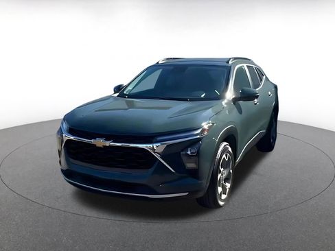 Used 2025 Chevrolet Trax LT w/ LT Convenience Package FWD image 8