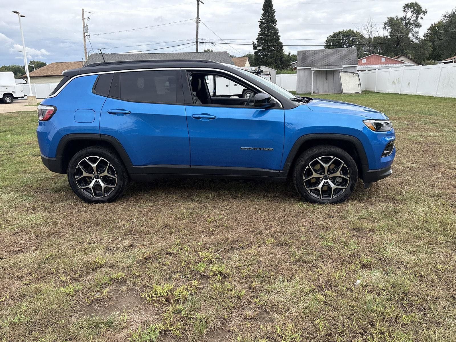 Used 2025 Jeep Compass Limited AWD/4WD image 4
