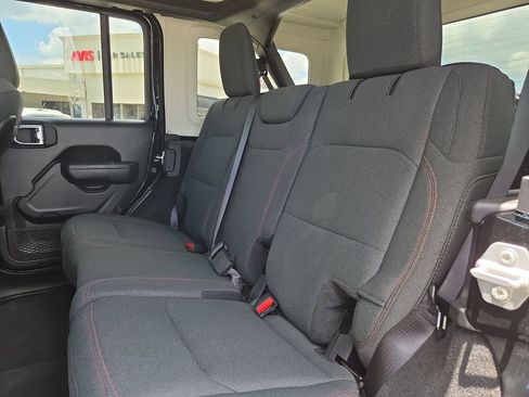 Used 2025 Jeep Wrangler Unlimited Rubicon AWD/4WD image 27