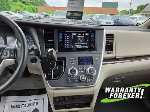 Used 2017 Toyota Sienna XLE Premium FWD image 11