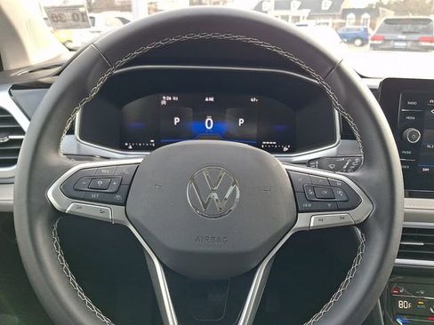 Certified 2025 Volkswagen Taos SE w/ Panoramic Sunroof Package image 19