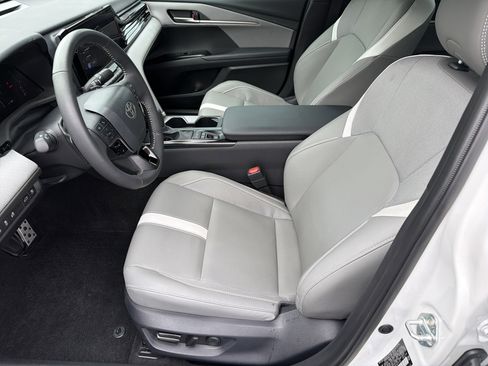 Used 2026 Toyota Camry SE w/ Multimedia Upgrade Package FWD image 7