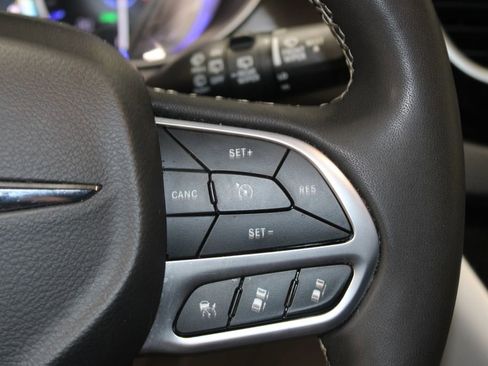 Used 2024 Chrysler Pacifica Touring-L image 14