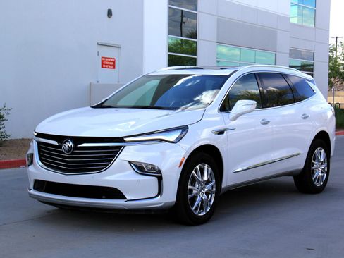 Used 2024 Buick Enclave Essence image 7