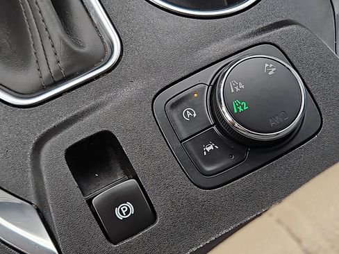 Certified 2023 Chevrolet Traverse LT w/ Rear Camera Mirror Package image 24