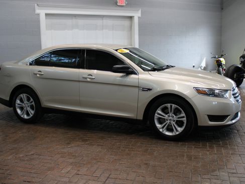 Used 2018 Ford Taurus SE image 7