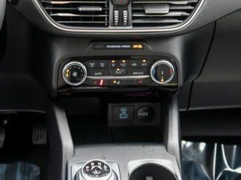 Used 2022 Ford Escape SE w/ Cold Weather Package image 16