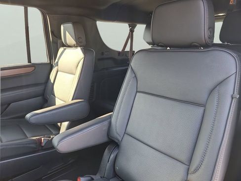 Used 2025 GMC Yukon XL Denali AWD/4WD image 8