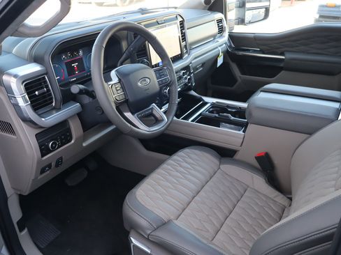 Used 2025 Ford F450 Platinum w/ Platinum Plus Package image 28