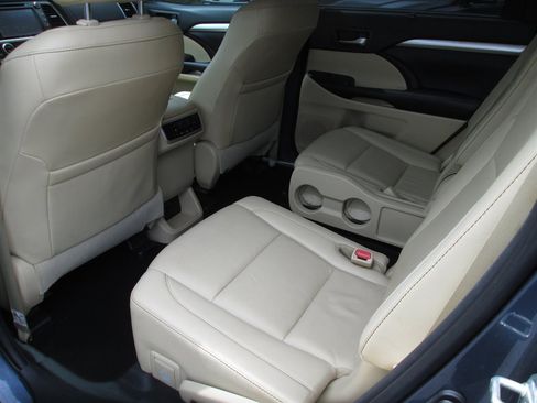 Used 2019 Toyota Highlander XLE AWD/4WD image 9