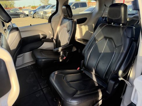 Used 2020 Chrysler Voyager Lxi image 10