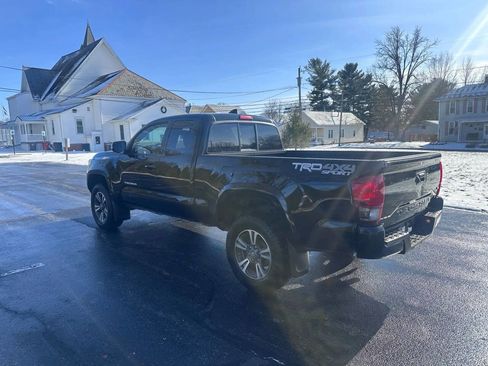 Used 2016 Toyota Tacoma TRD Sport image 6