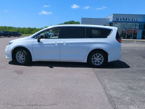 Used 2024 Chrysler Pacifica Touring-L FWD image 32