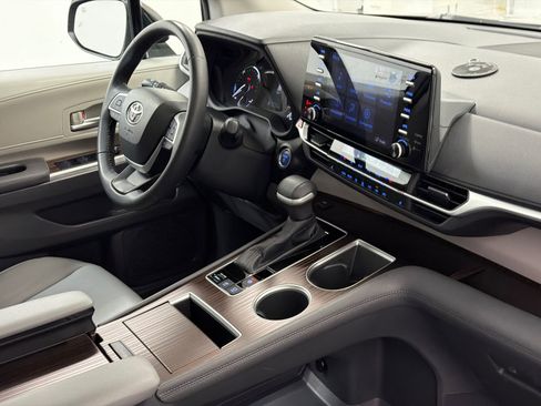 Used 2023 Toyota Sienna XLE FWD image 10