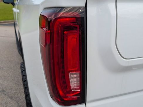 Used 2022 GMC Sierra 1500 AT4 w/ AT4 Premium Package AWD/4WD image 11