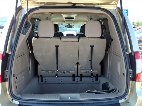 Used 2011 Chrysler Town & Country Limited image 9