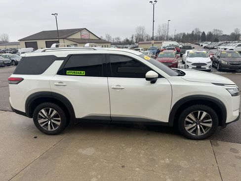 Used 2023 Nissan Pathfinder SL AWD/4WD image 4