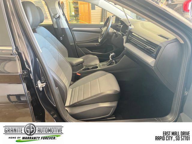 Used 2025 Volkswagen Jetta SE FWD image 35