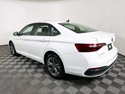 Used 2023 Volkswagen Jetta SE w/ Panoramic Sunroof Package image 5