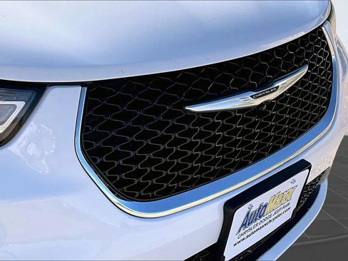 Used 2023 Chrysler Pacifica Touring-L FWD image 30