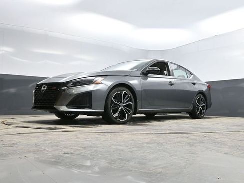 Used 2025 Nissan Altima 2.5 SR FWD image 46