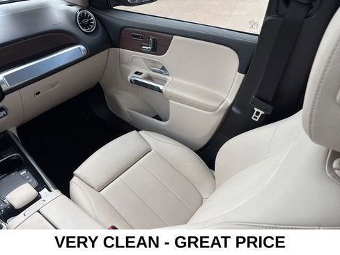 Used 2023 Mercedes-Benz GLB 250 4MATIC w/ Premium Package image 16