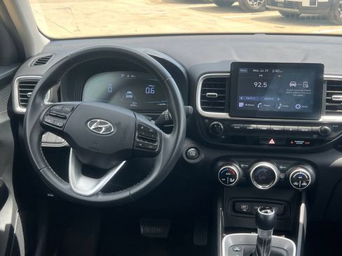 Used 2025 Hyundai Venue SEL FWD image 18