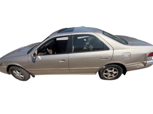Used 1999 Toyota Camry LE FWD image 2