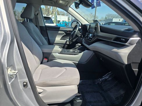 Used 2022 Toyota Highlander LE FWD image 11
