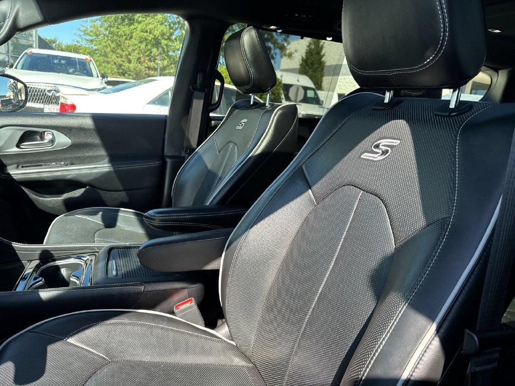Used 2025 Chrysler Pacifica Limited FWD image 18
