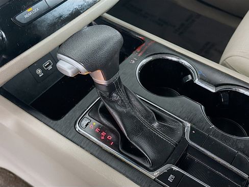 Used 2021 Kia Sedona LX image 20