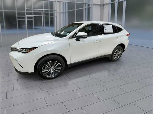 Certified 2022 Toyota Venza LE image 4