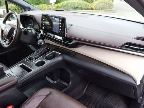 Used 2023 Toyota Sienna Platinum FWD image 41
