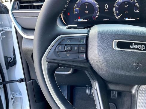 Used 2023 Jeep Grand Cherokee Laredo w/ Luxury Tech Group I AWD/4WD image 17