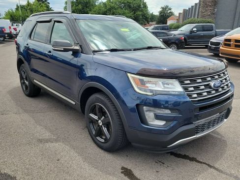 Used 2017 Ford Explorer XLT w/ Equipment Group 202A AWD/4WD image 7
