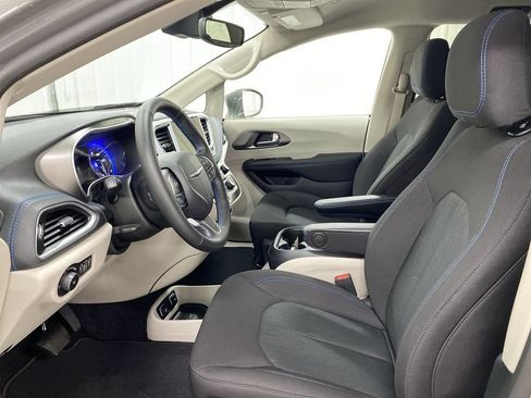 Used 2021 Chrysler Pacifica Touring w/ Uconnect Theater Family Group FWD image 11