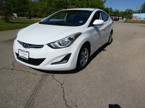 Used 2015 Hyundai Elantra SE image 1