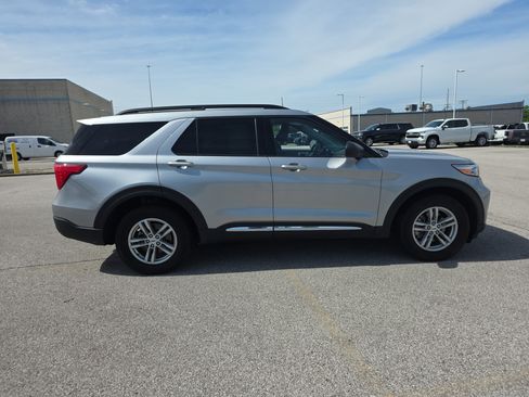 Used 2023 Ford Explorer XLT w/ Class IV Trailer Tow Package AWD/4WD image 3