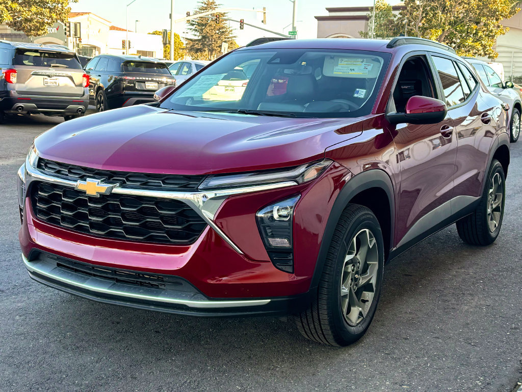 Used 2025 Chevrolet Trax LT FWD image 7