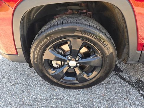 Used 2019 Jeep Cherokee Limited AWD/4WD image 9