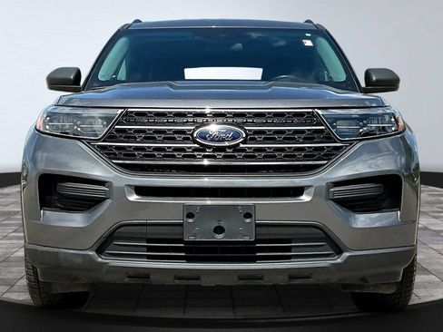 Used 2022 Ford Explorer XLT AWD/4WD image 2
