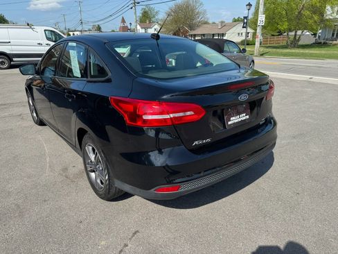Used 2018 Ford Focus SE w/ SE Appearance Package image 11