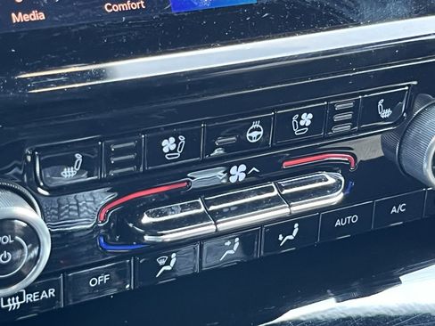 Used 2023 Jeep Grand Cherokee Overland w/ Advanced Protech Group III image 37