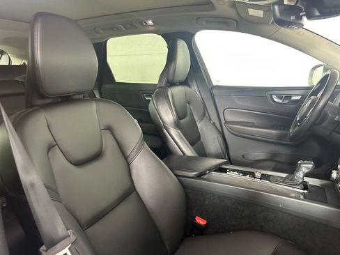 Used 2019 Volvo XC60 T6 Momentum w/ Multimedia Package image 11