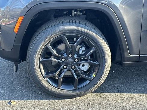 New 2025 Jeep Grand Cherokee Limited image 11
