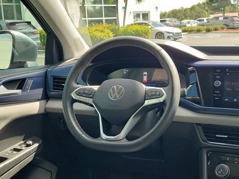 Certified 2023 Volkswagen Taos SE FWD image 3