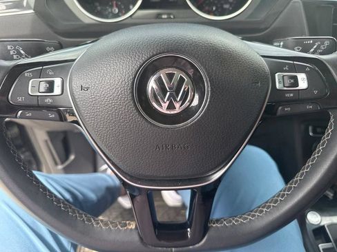 Used 2021 Volkswagen Tiguan SE w/ Panoramic Sunroof Package FWD image 9
